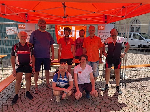 ÖDP-Radfahrergruppe am Infostand in Greiz