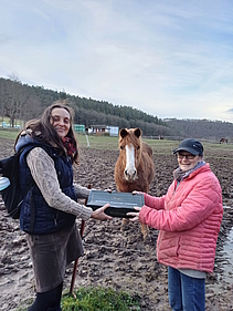 Karolin Zinkeisen überreicht Kerstin Kubik einen Festtagsstollen von der Bäckerei und Konditorei Gräfe aus Eisenberg (SHK)